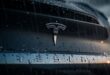 Une voiture Tesla dans un orage