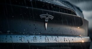 Une voiture Tesla dans un orage