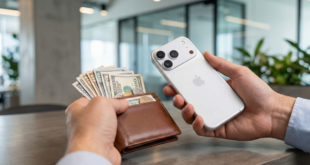 iphone 18 dans une main et une portefeuille remplis d'argent dans l'autre