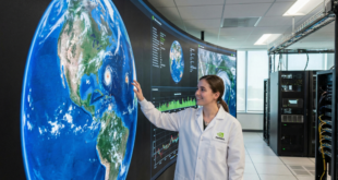 Une scientifique chez Nvidia devant un grand écran affichant la météo.