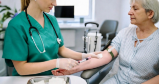 Infirmière appliquant une intraveineuse à une patiente pour illustrer le domaine de la santé dans lequel se trouve Qualified Health