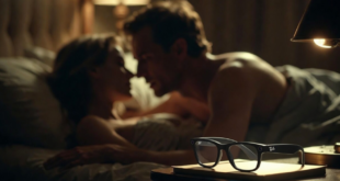 un couple en toute intimité, Ray-ban Meta sur le table de chevet