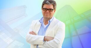 Yann LeCun en costume blanche croisant les bras