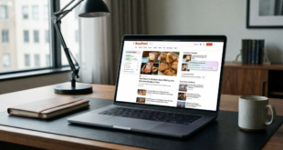 Un laptop affichant BuzzFeed sur un bureau élégant