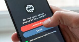 Une main cliquant sur se désabonner de ChatGPT