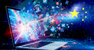 explosion de contenus devant un écran d'ordinateur