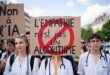 des psys en grève avec pancarte "l'empathie n'est pas un algotithme" et "non à l'IA"