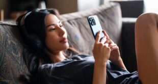 Une jolie femme écoutant de la musique sur son iPhone
