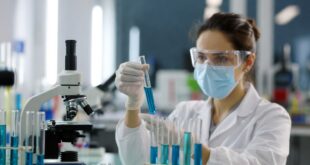 une scientifique dans un labo de recherche