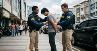 Des agents du FBI arrête un homme qui est derrière l'arnaque