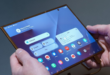 un Galaxy Z TriFold entre des mains
