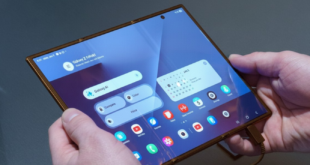 un Galaxy Z TriFold entre des mains