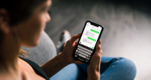 femme regardant interface Google Messages