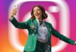 une fille sautant de joie, smartphone à la main, logo Instagram en arrière plan