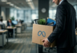 homme portant son carton pour illustrer le départ d'employés chez Meta