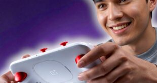 un homme tenant l'accessoire du Ace 6 Ultra d''OnePlus