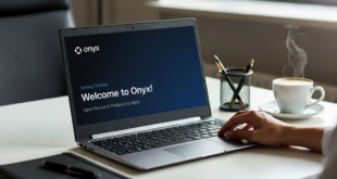 Un bureau élégant, un laptop affichant l'interface d'Onyx,