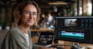 Créateur de contenu souriant devant un écran affichant un logiciel de montage vidéo automatisé générant des sous-titres en temps réel, illustrant le gain de temps et les économies grâce à un code promo.