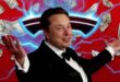 Elon Musk, les bras en l'air devant un logo de Tesla avec éclair et de l'agent tombant de partout