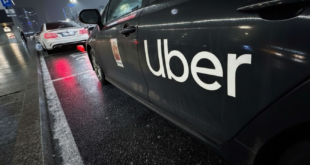 Un Uber noir sur la route