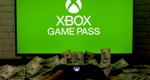 personne devant écran affichant Xbox Game Pass, de l'argent éparpillé partout