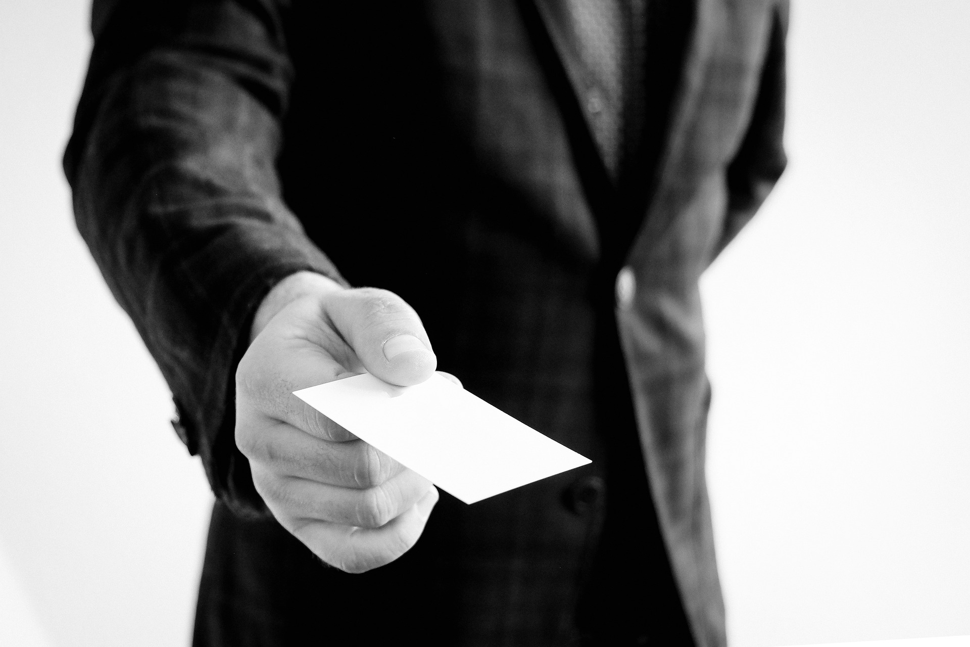 De Canva à MidJourney : comment les outils IA transforment le design des cartes de visite pour les entrepreneurs