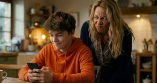 Une mère regardant discrètement son fils jouant à son téléphone