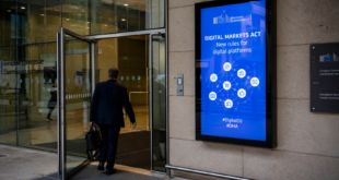 image d'une personne entrant dans un local où on a lieu une conférence sur le DMA