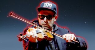 Ashley MacIsaac jouant du violon