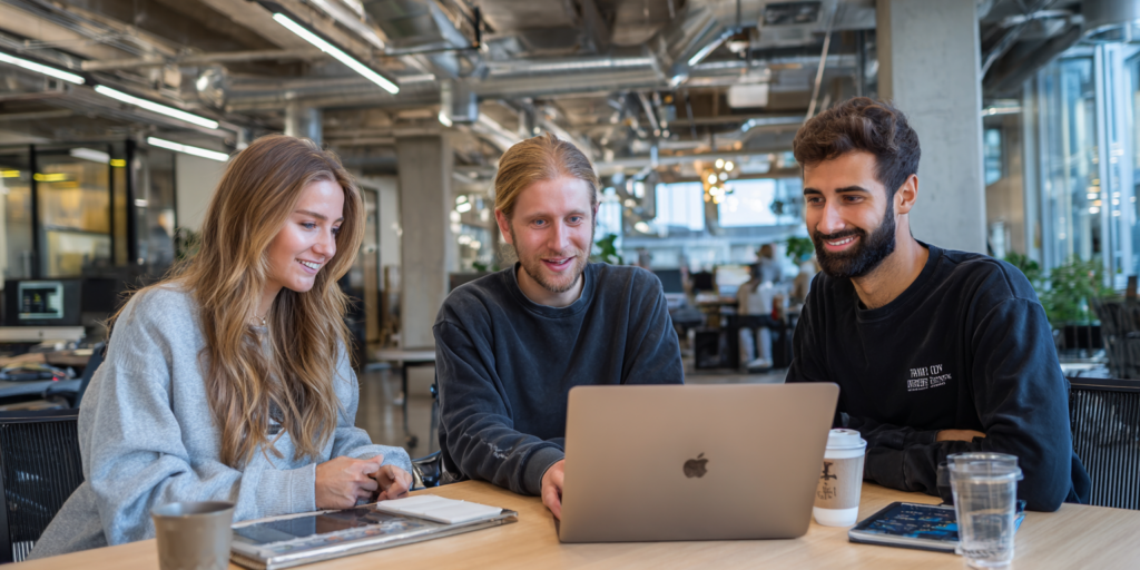 Une équipe de PME transport en train d'utiliser le CRM de HubSpot