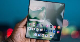 Motorola Razr Fold dans la main