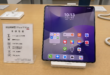 Un Huawei Pura X Max sur une table
