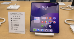 Un Huawei Pura X Max sur une table