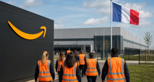 Entrepôt Amazon en France avec employés en gilet de sécurité marchant vers le site, drapeau français.