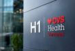 Panneau moderne d'entreprise avec logo H1 et CVS Health