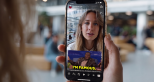 POV d'une jeune femme regardeant un reel avec l'apparition d'un GIF célèbre sur la vidéo