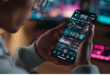 POV d'un jeune homme qui utilise son smartphone pour configurer la musique à mettre pour ces contenus