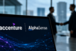 Accenture et AlphaSense affichés sur un écran lors d’un partenariat stratégique, avec une poignée de main entre deux dirigeants en arrière-plan dans un bureau moderne.