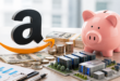 Logo Amazon, tirelire rose, billets et pièces de dollar aux côtés d’une infrastructure d’IA miniature sur un bureau professionnel lumineux.