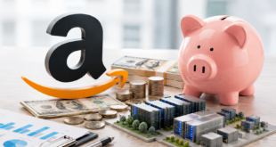 Logo Amazon, tirelire rose, billets et pièces de dollar aux côtés d’une infrastructure d’IA miniature sur un bureau professionnel lumineux.