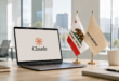 Ordinateur affichant le logo Claude dans un bureau moderne avec les drapeaux de la Californie et d'Anthropic.