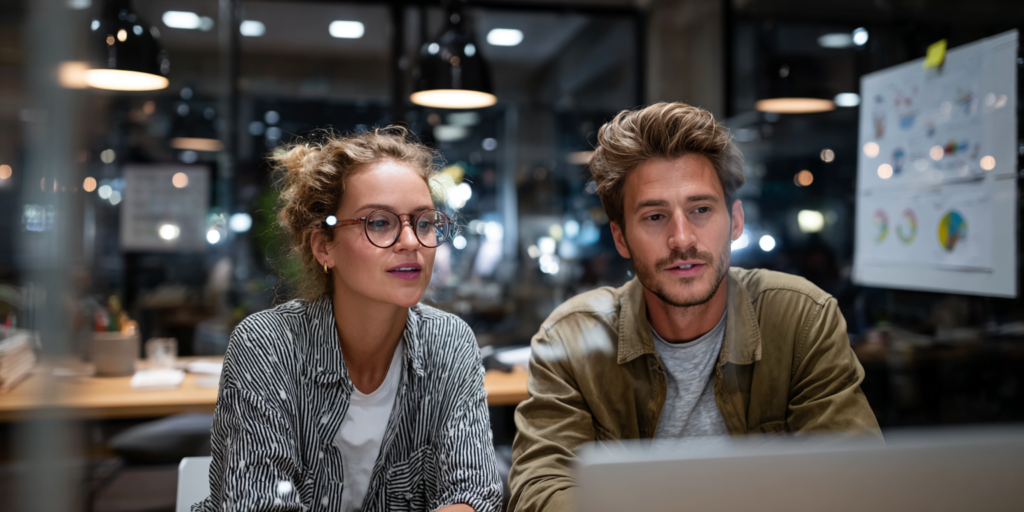 Équipe marketing collaborant devant un écran affichant des analyses de leads HubSpot dans une start-up.