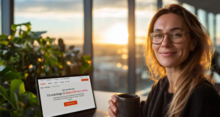 Responsable support client souriante devant son ordinateur portable affichant le CRM HubSpot dans un bureau ensoleillé.