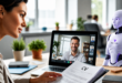 une entretien d'embauche par vidéo. jolie femme comme recruteur se fiant à un agent IA, un homme comme recruté sur un laptop (appel vidéo), CV dans les mains de la femme, dans un environnement professionnel