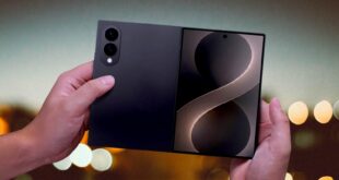 Galaxy Z Fold 8 dans la main d'un homme