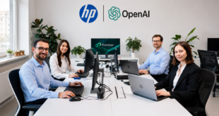 Des employés utilisent des ordinateurs HP dans un bureau moderne, avec les logos HP, OpenAI et Frontier en arrière-plan.
