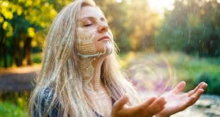 femme consciente avec des détails numérique sur le visage pour illustrer une IA