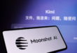 Logo Moonshot AI affiché sur un smartphone devant l’interface du chatbot Kimi, illustrant la montée en puissance de la startup chinoise dans l’intelligence artificielle.