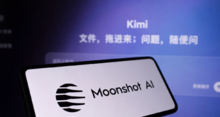 Logo Moonshot AI affiché sur un smartphone devant l’interface du chatbot Kimi, illustrant la montée en puissance de la startup chinoise dans l’intelligence artificielle.