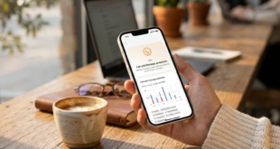 Personne tenant un smartphone affichant une application de protection contre les appels et messages indésirables.